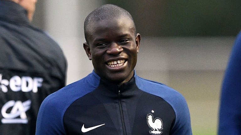 N’Golo Kante signs with Chelsea!